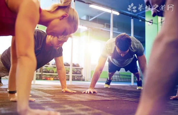 假睫毛是一次性的吗？假睫毛是附在上面还是下面