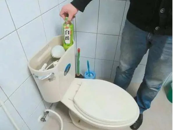 马桶堵了但还缓慢下水  小妙招让马桶畅通无阻