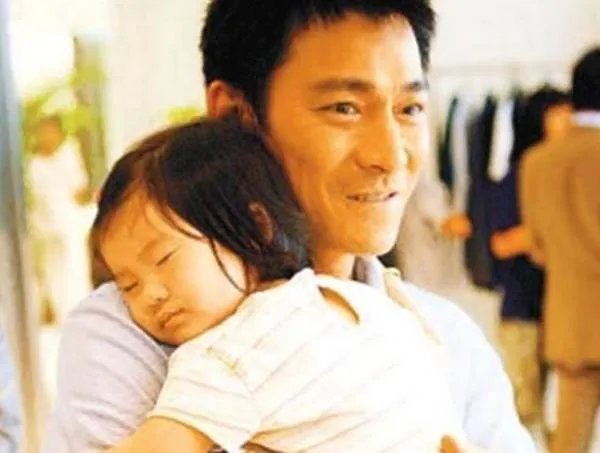 李湘女儿和刘德华女儿,差距一目了然,这就是土豪与豪门的距离!啥区别?