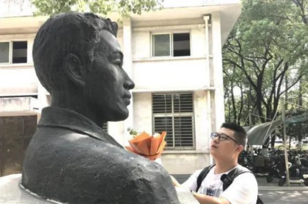 父亲因公殉职，儿子考入父亲母校向雕像鞠躬！这一幕让你有何触动？