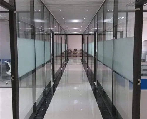 办公室玻璃隔断好吗 办公室玻璃隔断种类详解