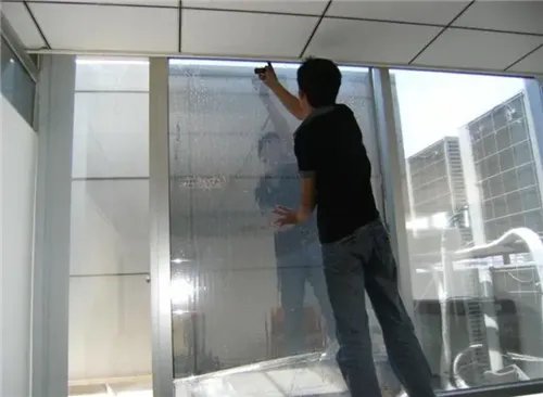 玻璃贴膜的正确方法是什么