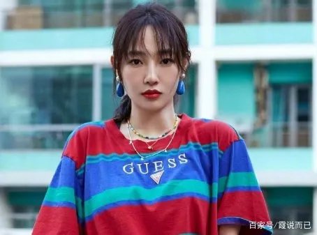 媒体在北京看到了白百何与好友一起现身三里屯逛街，画面中她的状态如何？