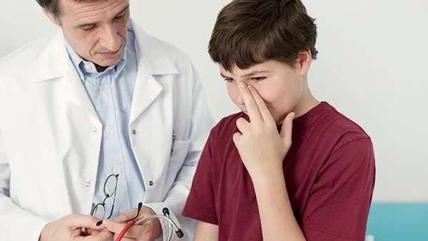 眼皮肿是怎么回事