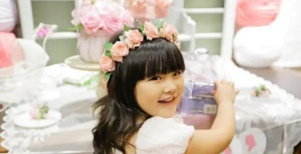 李湘女儿和刘德华女儿，差距一目了然，这就是土豪与豪门的距离！啥区别？