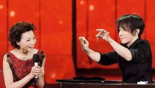 2013年王力宏冲到春晚后台,怒甩刘谦耳光,当年到底发生了什么?