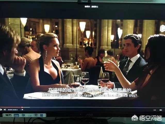 为什么在《蝙蝠侠：黑暗骑士》中，哈维丹特自己把油桶撞倒了？