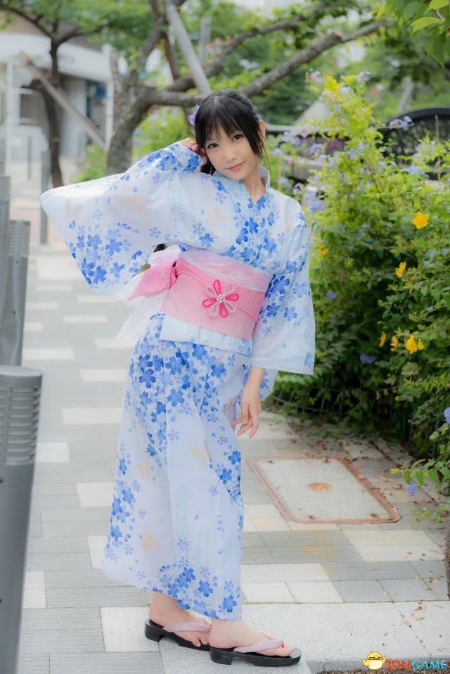 C84莲妹无下限诱惑写真 该死的创口贴谁去扯掉