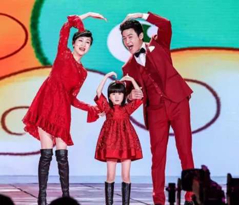 陆毅自称最爱鲍蕾大长腿  陆毅一家三口上春晚受关注