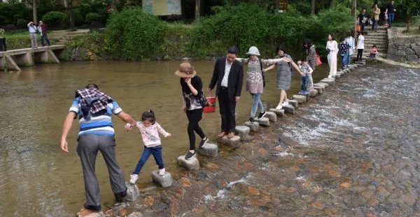 紧走搭石慢过桥的意思是什么