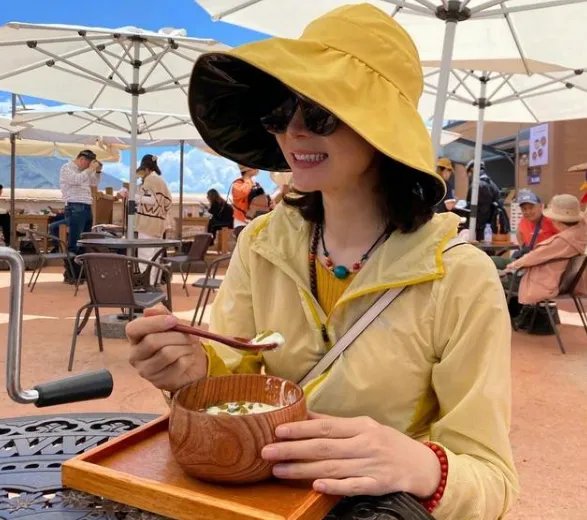 陈数晒出自己的游客照，翘腿后仰坐姿霸气，如今她过的怎么样？