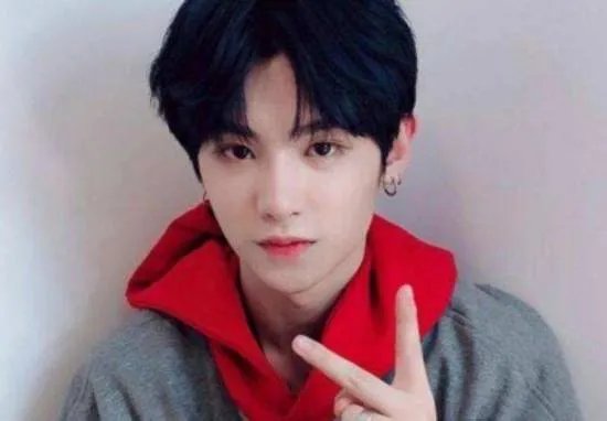 黄明昊走秀假摔，他这是参加什么节目？