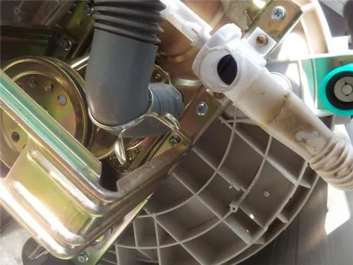 洗衣机的排水阀在哪里