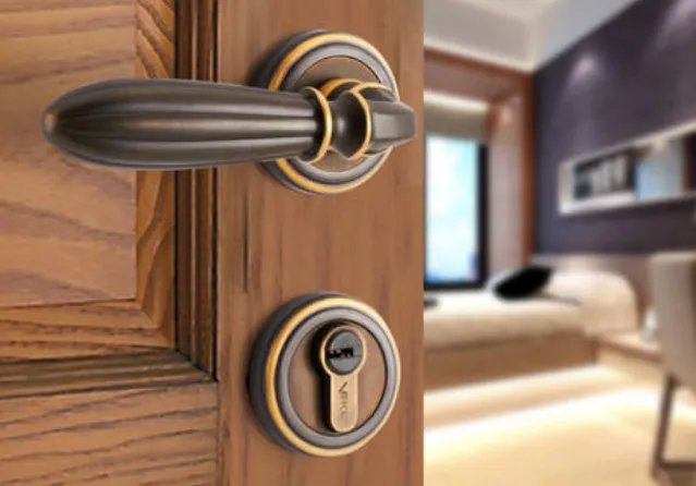 门锁坏了从外面怎么拆