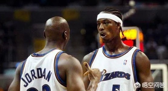 01年选秀大会，乔丹状元签豪赌夸梅布朗，他因此错过那些球星？