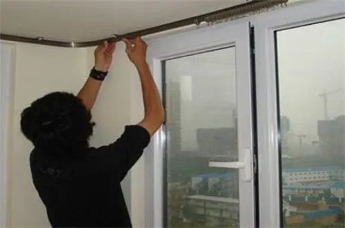 窗帘安装方法是怎样的  如何把窗帘安装得美观又牢固