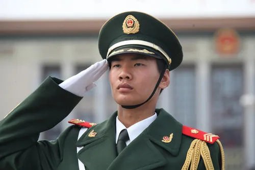 父亲用比心方式寻站岗儿子，你觉得军人辛苦吗？