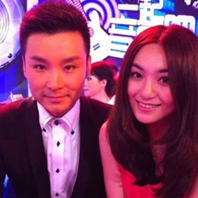 刘和刚妻子图片超抢眼 小品《好人赵大海》亮相