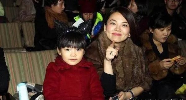 李湘女儿和刘德华女儿,差距一目了然,这就是土豪与豪门的距离!啥区别?