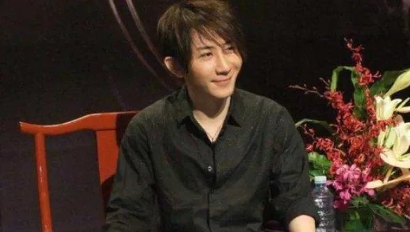 2013年王力宏冲到春晚后台,怒甩刘谦耳光,当年到底发生了什么?