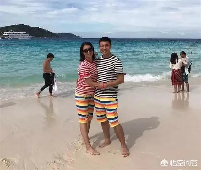 大满贯得主李晓霞即将当妈,挺“孕肚”现身观看乒乓球全国锦标赛。你怎么看?