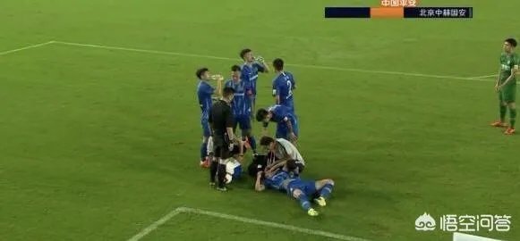 朴成在苏宁禁区内一脚扫到杨博宇脖子，如此危险的动作而裁判只出示黄牌对此你怎么看？