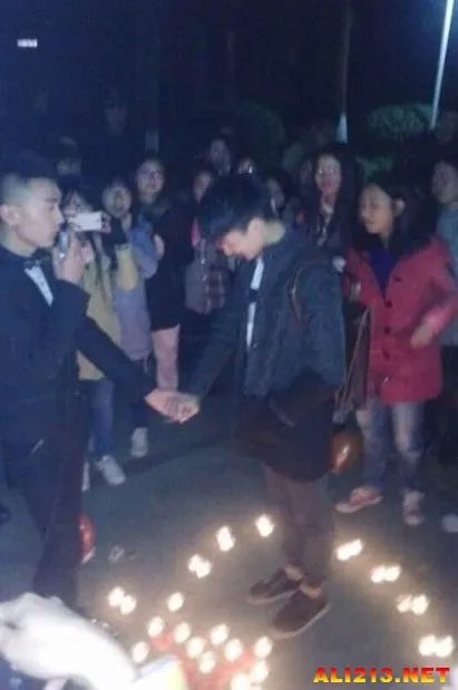 大震惊！高校现男男表白 二人牵手成功甜蜜拥吻