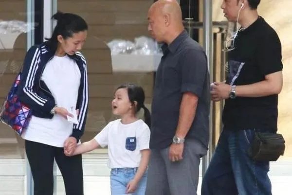 李湘女儿和刘德华女儿,差距一目了然,这就是土豪与豪门的距离!啥区别?