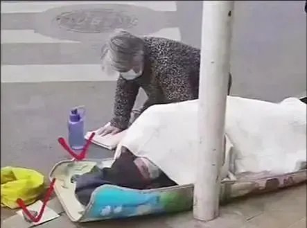 河南一对老夫妻街头乞讨，大爷躲在被窝玩手机，他们值得大家可怜吗？