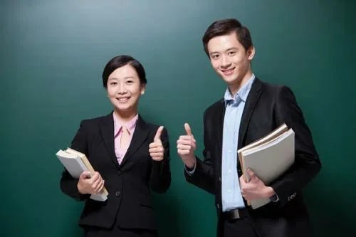 一名高校男老师和两名女学生发生不正当关系，学校做出了什么回应？