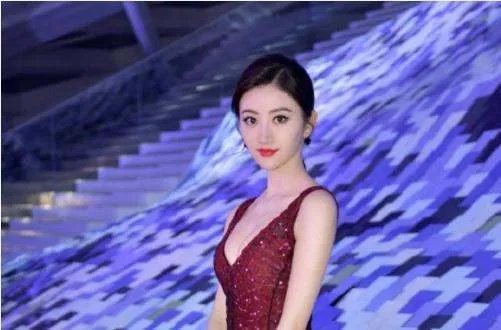 景甜晒美照，涂红唇送飞吻明艳动人，你怎么看？