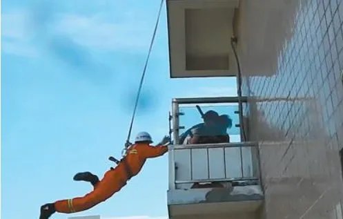 消防员洪水中开挖掘机救人，消防员都需要掌握什么技能？