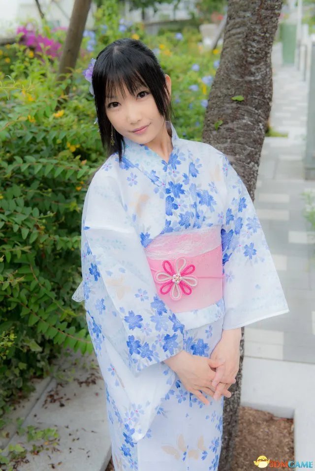 C84莲妹无下限诱惑写真 该死的创口贴谁去扯掉