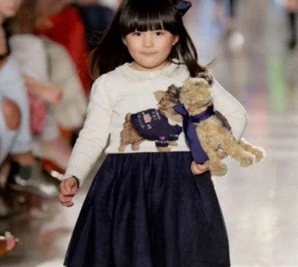 李湘女儿和刘德华女儿,差距一目了然,这就是土豪与豪门的距离!啥区别?