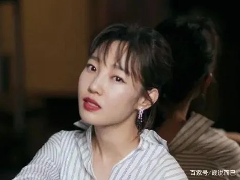 媒体在北京看到了白百何与好友一起现身三里屯逛街，画面中她的状态如何？