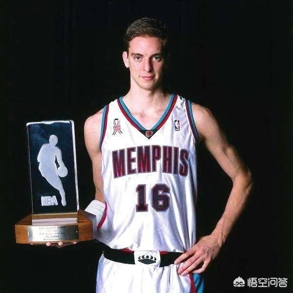 01年选秀大会，乔丹状元签豪赌夸梅布朗，他因此错过那些球星？