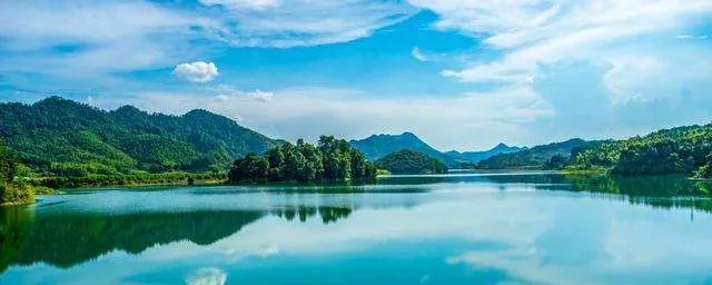 江作青罗带山如碧玉簪什么意思 该句出自哪里