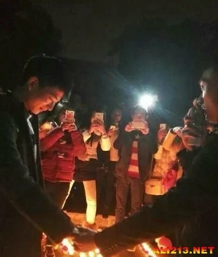 大震惊！高校现男男表白 二人牵手成功甜蜜拥吻