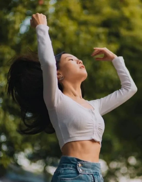 王晶女儿王子涵近照曝光！身着白色紧身上衣大秀纤腰