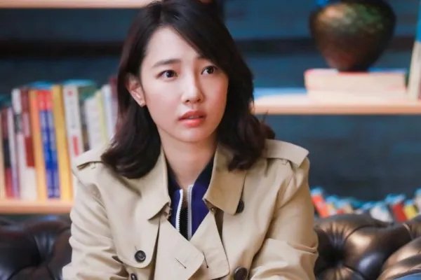 媒体在北京看到了白百何与好友一起现身三里屯逛街，画面中她的状态如何？