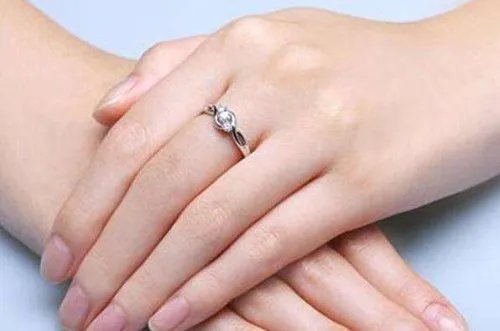 女人戒指有哪些戴法  女生戴戒指有哪些含义