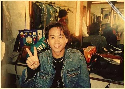 杨丞琳演唱会踩空摔倒，这是由于舞台设置原因吗？