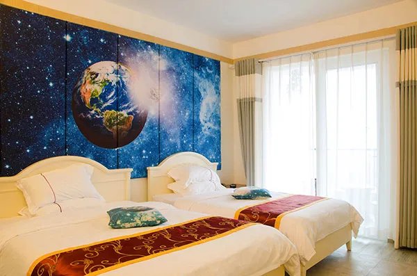 酒店床上一条长条布有什么用 酒店的床上为什么会放一条布