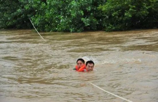 消防员洪水中开挖掘机救人，消防员都需要掌握什么技能？