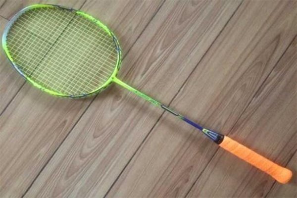 什么牌子的羽毛球拍好？