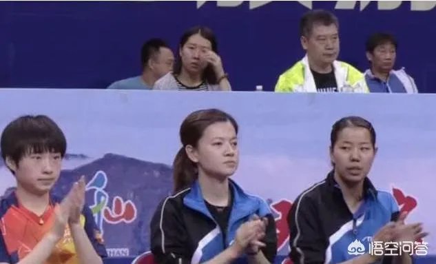 大满贯得主李晓霞即将当妈,挺“孕肚”现身观看乒乓球全国锦标赛。你怎么看?