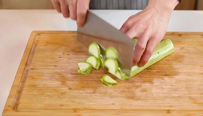 西葫芦炒鸡蛋的做法