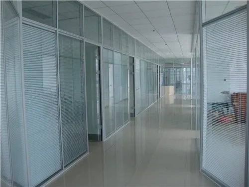 办公室玻璃隔断好吗 办公室玻璃隔断种类详解