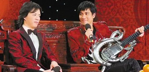 2013年王力宏冲到春晚后台,怒甩刘谦耳光,当年到底发生了什么?