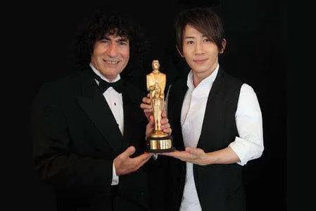 2013年王力宏冲到春晚后台,怒甩刘谦耳光,当年到底发生了什么?